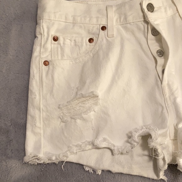 Levi’s Distressed, High Rise Short - Picture 3 of 8